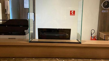 acomodacoes uma bancada com uma caixa de vidro no meio