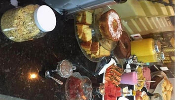 gastronomia um balcão com muita comida e bebida. HOTEL GUARULHOS