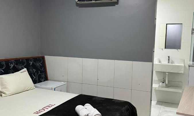 acomodacoes um quarto de hotel com uma cama grande e um espelho. HOTEL FLERT SANTANA