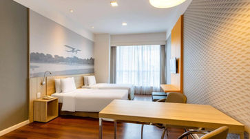 acomodacoes um quarto de hotel com duas camas e uma mesa. WYNDHAM GARDEN SÃO PAULO CONVENTION NORTEL 1