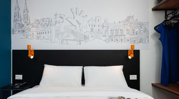 acomodacoes um quarto com o desenho de uma cidade na parede. B&B HOTEL SÃO PAULO LUZ - CENTRO