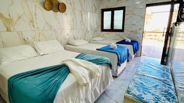 acomodacoes um quarto de hotel com três camas e um baú. POUSADA SEREIAS DE MARAGOGI