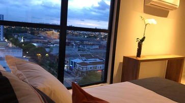 acomodacoes vista de uma cidade pela janela de um quarto. BEST GUEST HOTEL EXPO ANHEMBI