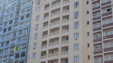 entretenimento um edifício alto com muitas janelas numa rua da cidade. LUX HOTEL