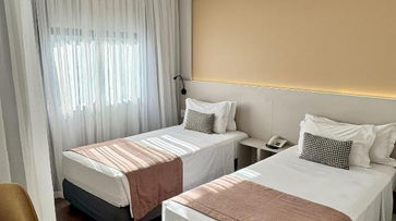 acomodacoes um quarto de hotel com duas camas e uma cadeira. BLUE TREE TOWERS ANÁLIA FRANCO - TATUAPÉ