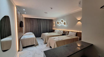 acomodacoes um quarto de hotel com três camas e um balcão. POUSADA MARÍTIMOS