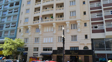 entreterimento os carros estão estacionados em frente a um hotel. LUX HOTEL