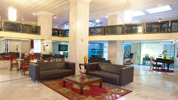 acomodacoes uma sala repleta de móveis e um piano. HOTEL EURO SUITE SÃO PAULO BY NACIONAL INN - A 600 METROS DA RUA 25 DE MARÇO