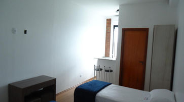 acomodacoes um quarto com duas camas e uma cômoda. HOTEL ST. DANIEL