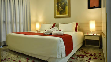 acomodacoes um quarto com uma cama grande e quadros na parede. PLAZA INN SMALL TOWN FLAT