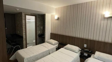 acomodacoes um quarto de hotel com três camas. CALANDRE HOTEL