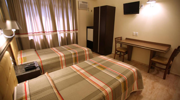 acomodacoes um quarto de hotel com duas camas e uma escrivaninha. SONECA PLAZA HOTEL 2