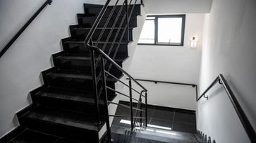 acomodacoes uma foto em preto e branco de uma escada. UNY HOTÉIS BRÁS