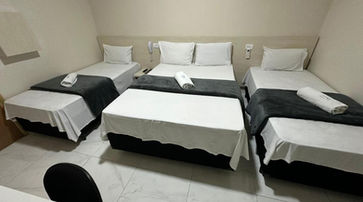 acomodacoes um quarto de hotel com três camas e uma escrivaninha. HOTEL FLEX TATUAPÉ
