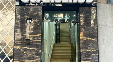 acomodacoes a entrada de um hotel com escadas que levam até ele. HOTEL GUARULHOS