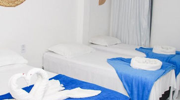 acomodacoes um quarto de hotel com duas camas cobertas por toalhas. POUSADA SEREIAS DE MARAGOGI 2