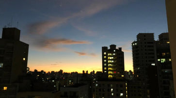 entretenimento uma vista de uma cidade à noite com o pôr do sol. SAN RAPHAEL HOTEL