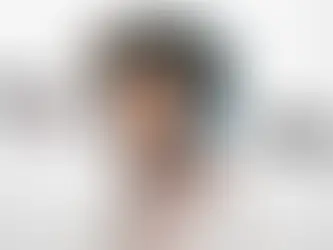 seorang perempuan yang memakai helm hijab friendly berwarna biru