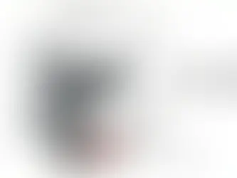 sebuah helm half face berwarna putih dnegan fitur EQRS