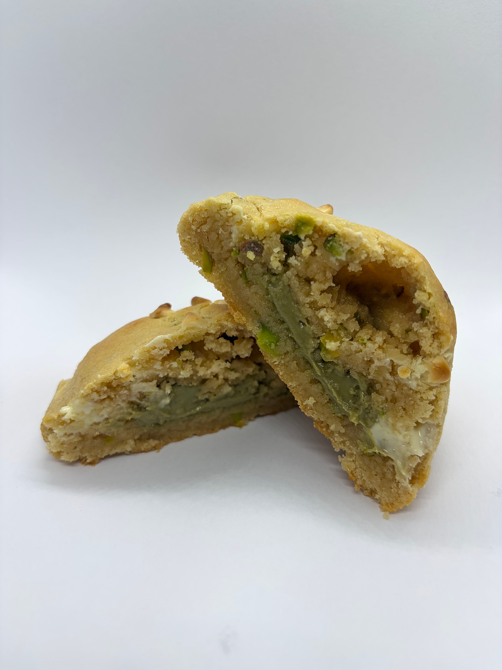 Pistache cookie/koek met belgische witte chocolade en pistachecremé vulling