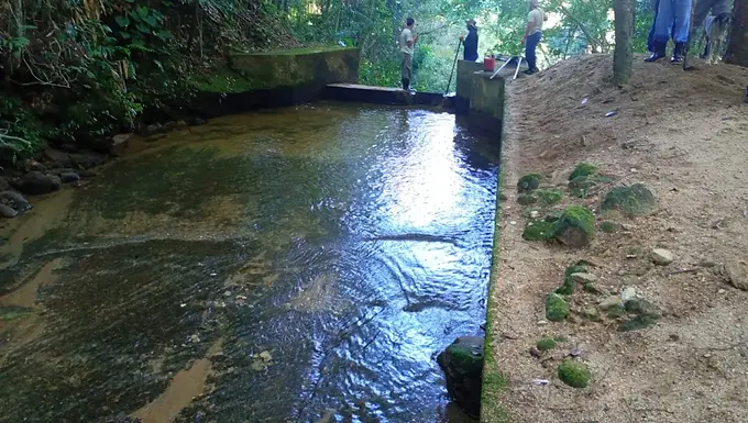 Limpeza de captação garante eficiência do abastecimento de água em Rio Dourado