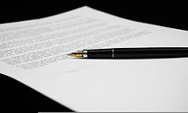 Entre os pontos mais sensíveis do documento está a tarifa social. As entidades defendem a criação de uma fonte de custeio federal específica para a TSAE - Tarifa Social de Água e Esgoto, prevista em lei, mas ainda sem recurso garantido.
O Marco Legal do Saneamento estabeleceu para 2033 as metas de atendimento de 99% da população com água tratada e de 90% com coleta e tratamento de esgoto. Para contribuir com seu cumprimento, as cinco entidades organizaram 15 propostas em seis blocos temáticos.
As medidas incluem maior segurança jurídica e fortalecimento da ANA; ampliação do crédito, com melhores condições do FGTS, financiamento verde e estabilidade para debêntures incentivadas e de infraestrutura; e maior agilidade na aprovação e liberação de recursos, inclusive com a redução para menos de 12 meses do prazo de contratação de operações com organismos multilaterais.
Na área tributária, as entidades defendem redução de 60% nas alíquotas de IBS e CBS para o saneamento, custeio federal da Tarifa Social de Água e Esgoto e flexibilização de penalidades durante a transição da Reforma Tributária. As propostas incluem ainda a modernização do Plansab, a retomada do Programa Nacional de Saneamento Rural, o aprimoramento dos dados setoriais e medidas para formação e valorização dos profissionais do setor.