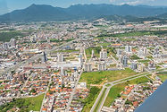 A Águas de Palhoça tem investido em infraestrutura e tecnologia para expandir o acesso aos serviços de saneamento em toda a cidade. A concessionária busca soluções inovadoras e eficientes para garantir a universalização do saneamento, combinando recursos públicos e privados de forma estratégica.
A empresa reconhece a importância fundamental do saneamento básico como ferramenta para a redução das desigualdades e a promoção da cidadania. Segundo Reginalva Mureb, presidente da Águas de Palhoça, o acesso à água potável e ao esgotamento sanitário é um direito humano básico, não apenas uma questão de infraestrutura. "A oferta de serviços de saneamento de qualidade tem um impacto direto na saúde, na educação, no meio ambiente e na economia, contribuindo para a construção de uma sociedade mais justa e igualitária", destaca.
Segundo a presidente, a concessionária acredita que o saneamento básico é um pilar para o desenvolvimento sustentável e a construção de um futuro melhor para todos. A empresa reafirma seu compromisso em continuar investindo e trabalhando em parceria com a comunidade para garantir que cada vez mais pessoas tenham acesso a serviços de saneamento de qualidade.