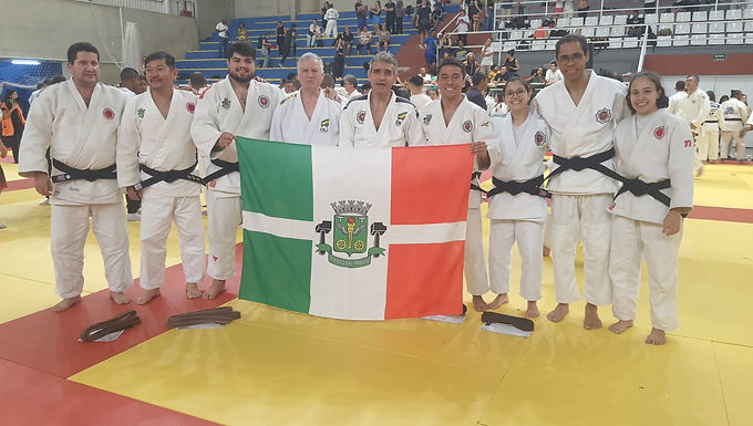 Osasquenses conquistam novas faixas pretas no exame de graduação da FPJ