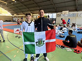 Osasco conquistou oito medalhas (5 ouros, 2 pratas e 1 bronze) em disputas da 2ª Etapa da Copa São Paulo de Taekwondo, realizada nos dias 1º e 2 de agosto, em Ferraz de Vasconcelos, na Grande São Paulo (veja resultados abaixo).
Também no fim de semana, em Belo Horizonte, o técnico Aaron Vargas e o atleta Paulo Rampazzo participaram do Programa de Desenvolvimento Regional (PDR) – Região Sudeste, promovido pela Confederação Brasileira de Taekwondo (CBTKD).
Segundo a organização, a iniciativa visa fortalecer o taekwondo brasileiro desde as categorias de base, promovendo um sistema de treinamento padronizado, eficiente e alinhado às exigências do cenário internacional. Vale ressaltar que dos 8 atletas, sete integram o programa Bolsa Atleta da Secretaria de Esporte, Recreação e Lazer da Prefeitura de Osasco.
Resultados
João Pedro Volpe – Campeão
Yasmin Vargas – Campeã
Iago Virgílio – Campeão
Lucas Muxel – Campeão
Miguel Xavier – Campeão
Lavinia Virgílio – Vice-campeã
Lucas Antony – Vice-campeão
Pedro Onuma – 3º lugar