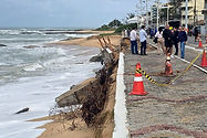 A Prefeitura de Macaé realiza ação emergencial para conter avanço do mar no calçadão da Praia Campista, nesta quinta-feira (4), que foi derrubado em função da ressaca dos últimos dias. Equipes estiveram no local para avaliar e traçar um planejamento para resolver a questão o mais breve e também a longo prazo.
O secretário de Governo, Juninho Luna, disse que a ação envolveu as secretarias de Infraestrutura, Obras, Serviço Público, Defesa Civil e Mobilidade Urbana.
"Estamos no local com a equipe de engenharia, já traçando as metas de ações de curto, médio e longo prazo. A Defesa Civil já sinalizou o local com fitas e vamos colocar grades também para evitar que as pessoas se machuquem", explicou.
O engenheiro da Secretaria de Infraestrutura, Khristiano Boquimpani, detalhou o que será realizado inicialmente.
"Nós vamos fazer um serviço em decorrência do desmoronamento que houve, em que vamos buscar fazer uma ação paliativa em função do risco existente com a proximidade da ciclovia e da via. Vamos fazer um isolamento das fendas onde houve o desmoronamento das contenções com manta bidim para que não tenha mais passagem de material que o material existente e ele se mantenha no local.
Ele acrescentou ainda que a área do desmoronamento será coberta com manta e dar um direcionamento para as redes de drenagem afetada para que não continue essa área e ser alimentada por mais água em caso de ocorrência de novas chuvas.
"A gente tenta manter essa área em condição de segurança para os munícipes e as pessoas que passam aqui pela Avenida Atlântica. Em paralelo vai ser pensado uma solução definitiva de engenharia onde vai ser estudado com todos os requisitos necessários para que seja pensado uma solução definitiva a médio e longo prazo para poder ter uma solução definitiva para a área que demanda de estudos mais aprofundados de engenharia. No momento vão ser feitas somente ações emergenciais para que seja garantida a segurança diante de uma situação complicada difícil da maré e da ação de fenômenos na natureza", completou.
Previsão do tempo
A Defesa Civil informou que a previsão para esta quinta-feira (4), haja áreas de instabilidade que vão influenciar nas condições de tempo em Macaé.
O céu irá variar entre parcialmente nublado a nublado. Há previsão de chuva fraca a ocasionalmente moderada isolada ao longo do dia.
As temperaturas vão variar entre mínima de 17ºC e máxima 26º C. Na região serrana, a mínima será de 14º C e a máxima de 21º C.
Os ventos estarão fracos a moderados.
Em caso de mudança de cenário, a Defesa Civil de Macaé atualizará as informações. O telefone de contato: (22) 99103-4275 para casos de emergência.