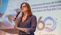 A cerimônia foi pelos 60 anos que serão completados em novembro de 2026. Mas o olhar segue no futuro: a universalização do saneamento até 2033. O objetivo foi enfatizado na noite de terça-feira (29/06) pela prefeita Mara Bertaiolli, no Theatro Vasques, durante evento que deu início às comemorações pelas seis décadas do Serviço Municipal de Águas e Esgotos (Semae) de Mogi das Cruzes. “Obras de saneamento transformam a vida das pessoas. E seguimos trabalhando para atendermos à meta de universalização”, destacou a prefeita.
Citando um levantamento do Instituto Trata Brasil, baseado em números do Departamento de Informação e Informática do Sistema Único de Saúde (Datasus), a prefeita lembrou que, em 2024, ocorreram 344 mil internações e mais de 11 mil mortes no país devido a Doenças Relacionadas ao Saneamento Ambiental Inadequado (DRSAI).
“Por isso a importância de se investir em saneamento. Com o Semae, já contamos com uma grande estrutura, mas temos obras em andamento, projetos em elaboração e um convênio com a SP Águas, do Governo do Estado, para obras de coleta e tratamento de esgoto. Somados ao que já concluímos, serão cerca de R$ 600 milhões de investimentos em saneamento”, mencionou Mara.
As metas do Novo Marco Legal do Saneamento Básico (Lei Federal 14.026/2020) para os municípios são 99% da população com água potável e 90% com coleta e tratamento de esgotos até 31 de dezembro de 2033.
Atualmente, em Mogi das Cruzes, o Índice de Atendimento de Água é de 95,14%. A meta é alcançar os 99% no final do curto prazo (2028). Já o Índice de Atendimento de Esgoto está em 63% de tratamento, com estimativa de chegar aos 90% ao final do médio prazo (2033).
A prefeita e o diretor-geral do Semae, José Luiz Furtado, fizeram um balanço das principais obras concluídas e em andamento a partir de 2025, como os sistemas de esgotamento sanitário Parque das Varinhas e Parque São Martinho, já finalizados e que somaram R$ 24,1 milhões.
Em andamento, estão a ampliação da ETE Leste, esgotamento sanitário Jardim Nove de Julho, Nova Jundiapeba e Vila Mathias (Sabaúna), construção da Elevatória de Esgoto Beija-flor e reforma da Elevatória de Esgoto Jardim São Pedro, além de obras de redução de perdas de água na região do Caputera, que somam R$ 97,7 milhões.
“Nessas obras, temos parcerias importantes com os governos estadual e federal, graças à qualidade técnica dos nossos projetos que nos levaram a conquistar os recursos disponíveis. Destaco também a implantação da rede de esgoto na Vila Mathias, uma reivindicação de mais de 40 anos, e a retomada da ampliação da ETE Leste, uma obra que estava parada e que foi retomada com a negociação e empenho da gestão Mara Bertaiolli”, afirmou o diretor.
60 anos
Criado pela Lei Municipal 1.613, de 7 de novembro de 1966, o Semae de Mogi das Cruzes completa 60 anos em 2026. A cerimônia no Theatro Vasques reuniu servidores e autoridades para apresentação da programação de eventos comemorativos, como o Concurso Cultural Infantil para filhos dos funcionários, Exposição "Semae 60 anos”, Festival de Futebol dos Servidores, atividades de educação ambiental e homenagens aos servidores que estão há mais tempo na autarquia e ajudaram a construir a história de seis décadas. O calendário de atividades será divulgado em breve.
“Esta é uma noite de reconhecimento e agradecimento. Respeitamos quem constrói a cidade. O Semae é e sempre será um patrimônio de Mogi das Cruzes, pois pertence a cada mogiana e a cada mogiano. Tenham certeza disso!”, assegurou a prefeita.
“São mais de 300 servidores que fazem o Semae reconhecido por sua competência. Vocês estão presentes em cada gota de água que chega à casa das pessoas. Manter uma autarquia como o Semae tem uma importância estratégia para a cidade. Nunca percam o orgulho de trabalhar na autarquia e continuem atuando com planejamento e organização. Que venham mais 60 anos com servidores comprometidos e apaixonados por Mogi das Cruzes”, concluiu Mara, dirigindo-se ao grupo de colaboradores presentes ao evento.
“Hoje é um dia de agradecimento. Enquanto estamos aqui, temos outros servidores trabalhando, como os operadores das estações de tratamento de água e de esgoto, para que o serviço não pare. Vocês são os primeiros médicos da cidade, pois quando chega o saneamento, chega também saúde preventiva”, completou José Luiz. “Tenho muito orgulho de ser o 15º diretor-geral do Semae e estar à frente da autarquia na comemoração desses 60 anos”, concluiu.
A cerimônia contou com apresentações do quinteto popular da Orquestra Sinfônica de Mogi das Cruzes (grupo musical do projeto “Pequenos Músicos... Primeiros Acordes na Escola).
Também participaram do evento o ex-prefeito Junji Abe; a diretora-geral adjunta do Semae, Claude Mary de Moura; o presidente da Câmara de Mogi das Cruzes, Francimario Vieira, o Farofa, secretários municipais e vereadores.