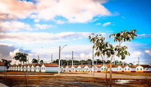 Ministério das Cidades anuncia, nesta segunda-feira (15), em Porto Alegre (RS), um conjunto de ações para apoiar a reconstrução do Rio Grande do Sul, ampliar o acesso à moradia digna, fortalecer o saneamento básico e modernizar o transporte público. A cerimônia, realizada na Sede da Casa de Governo, é parte da agenda do ministro das Cidades, Vladimir Lima, no estado, com passagens por Estrela, Lajeado e Viamão ao longo do dia.
Entre os principais anúncios está o marco de 13 mil moradias contratadas pelo Minha Casa, Minha Vida - Compra Assistida no Rio Grande do Sul. A modalidade atende famílias que perderam suas casas ou tiveram os imóveis comprometidos pelas enchentes, permitindo a aquisição de uma moradia pronta, em condições adequadas, para acelerar a retomada da vida.
A cerimônia também marca a reabertura da modalidade FAR do Minha Casa, Minha Vida (MCMV) no Rio Grande do Sul. A medida permite a apresentação de novas propostas pelos municípios gaúchos e a continuidade da contratação de empreendimentos habitacionais no estado. O FAR é a modalidade do MCMV voltada à produção subsidiada de moradias para famílias de menor renda.
Outro anúncio é a contratação do Residencial Ipê, em Montenegro, empreendimento do Minha Casa, Minha Vida FAR Reconstrução, com 96 unidades habitacionais. A nova contratação integra as ações federais voltadas à recomposição da moradia em municípios atingidos pelas enchentes.
O Ministério das Cidades também anuncia metas de reconstrução para oito municípios gaúchos: Pelotas, Roca Sales, São Jerônimo, São Leopoldo, São Sebastião do Caí, Taquari, Triunfo e Venâncio Aires. Ao todo, as metas preveem moradia popular para 1.470 famílias. A distribuição prevista é de 110 unidades habitacionais para Pelotas, 60 para Roca Sales, 190 para São Jerônimo, 600 para São Leopoldo, 110 para São Sebastião do Caí, 50 para Taquari, 170 para Triunfo e 180 para Venâncio Aires.
As novas metas dão continuidade às ações de reconstrução no estado e ampliam a resposta federal a municípios atingidos pelas enchentes. A iniciativa reforça que a reconstrução não se limita ao momento emergencial e avança na recomposição das cidades, da infraestrutura urbana e da vida das famílias.
Durante o evento, também são assinadas autorizações de início de obra do Fundo Nacional de Habitação de Interesse Social (FNHIS) para 17 municípios: Ametista do Sul, Barra do Quaraí, Coxilha, Floriano Peixoto, Paverama, Lagoa Vermelha, Paim Filho, Rio dos Índios, Santo Antônio do Planalto, São Francisco de Paula, São José dos Ausentes, Sertão, São Martinho da Serra, São Sepé, Severino de Almeida, Nova Palma e Nova Santa Rita. São 404 unidades habitacionais no total, com investimento de R$ 54,9 milhões.
Na área de saneamento, será autorizado o início de duas obras. Em Vera Cruz, tem início a obra do Sistema de Abastecimento de Água, com investimento de R$ 5 milhões. Também terá início a obra do Sistema de Esgotamento Sanitário em Pinhal, com investimento de R$ 3,3 milhões.
Na mobilidade urbana, o Ministério das Cidades anuncia a contratação do Refrota em Porto Alegre, com previsão de 100 ônibus elétricos para a capital gaúcha. O Refrota integra o Novo PAC e busca modernizar o transporte público, reduzir emissões de poluentes e melhorar a qualidade dos deslocamentos da população.
Outras agendas no estado
Antes da cerimônia em Porto Alegre, o ministro Vladimir Lima cumpre agenda em Estrela, Lajeado e Viamão, com visitas a obras do Minha Casa, Minha Vida, assinatura de autorização de início de obra e entrega de empreendimento habitacional.
Em Estrela, o ministro visita as obras do Residencial Renascer, empreendimento do Minha Casa, Minha Vida FAR com 100 unidades habitacionais. O investimento é de R$ 19 milhões e a previsão é beneficiar cerca de 400 pessoas. No município, também haverá assinatura da autorização de início de obra do Residencial Estrela, com 800 unidades habitacionais e investimento de R$ 160 milhões. O empreendimento deve beneficiar mais de 3 mil pessoas.
Em Lajeado, a agenda inclui visita às obras dos residenciais Novo Horizonte e Vida Nova, também no âmbito do Minha Casa, Minha Vida FAR. O Residencial Novo Horizonte contempla 124 casas, com investimento de R$ 24,8 milhões e previsão de beneficiar 496 pessoas. Já o Residencial Vida Nova tem 102 unidades habitacionais, investimento de R$ 20,4 milhões e deve beneficiar cerca de 400 pessoas.
Em Viamão, o ministro participa da entrega do Residencial Viver COOHAGIG, empreendimento do Minha Casa, Minha Vida FAR Faixa 1, que tem 400 unidades habitacionais, com investimento de R$ 34 milhões e previsão de beneficiar cerca de 1,4 mil pessoas.