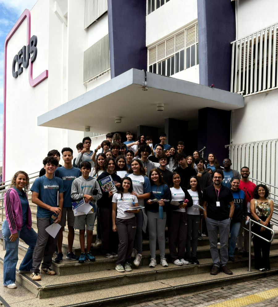 Alunos participam de atividade sobre cidadania digital e uso seguro da internet em parceria com o CEUB