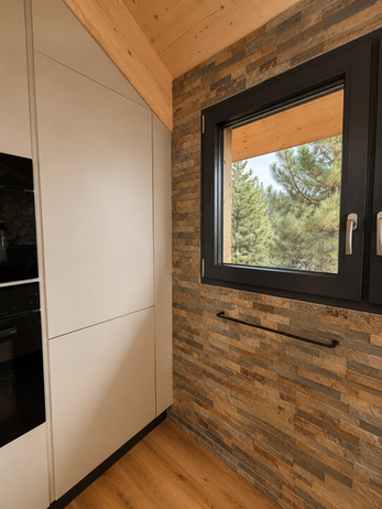 Fensterblick von der Küche mit Natursteinwand im Chalet Cembra
