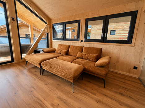 Wohnzimmer Sofa Couch mit Balkon und Bergblick Turracher Höhe im Chalet Cembra