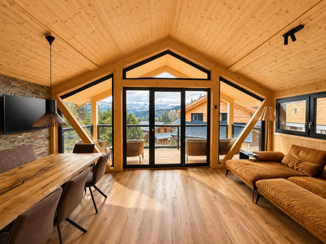 Wohnbereich und Esstisch mit Balkon und Bergblick im Chalet Cembra