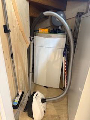 Technikraum Abstellraum mit Warmwasserboiler und Reinigungsgeräten im Chalet Cembra
