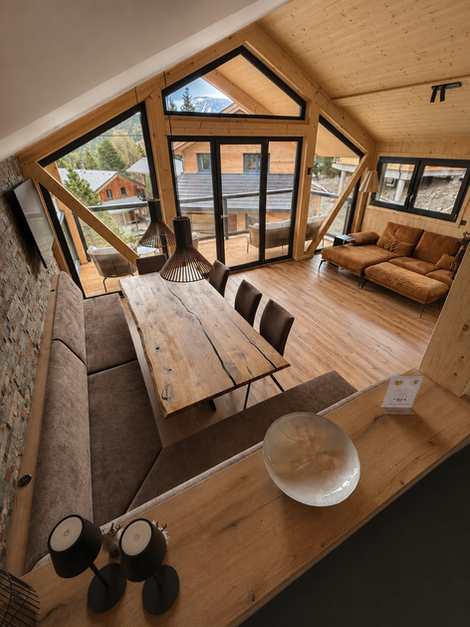 Wohnbereich und Esstisch mit Balkon und Bergblick im Chalet Cembra