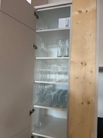 Vorratsschrank mit Gläsern und Geschirr im Chalet Cembra
