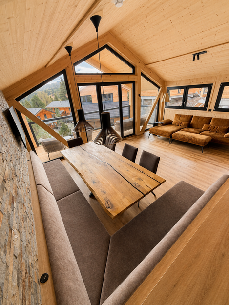 Wohnbereich und Esstisch mit Balkon und Bergblick im Chalet Cembra