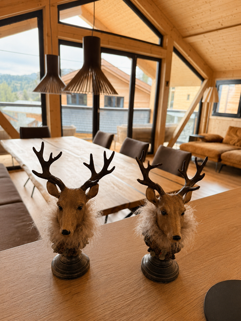 Hirsche im Chalet Cembra und Wohn Essbereich Ferienhaus Turracher Höhe
