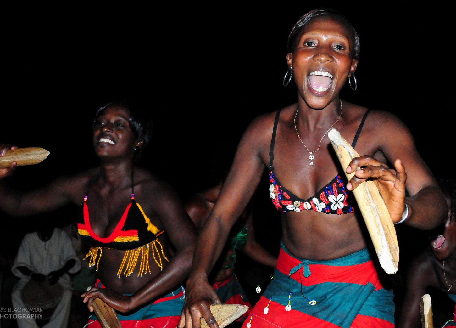 radosny taniec po zachodzie słońca