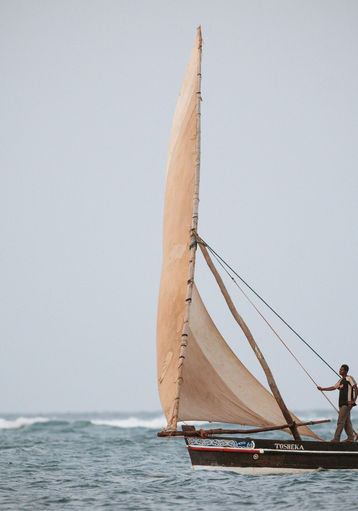 łódź rybacka u wybrzeży oceanu Indyjskiego