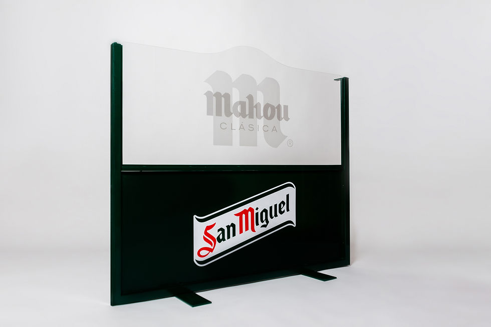 Separador de terraza de metacrilato personalizado con vinilo y logotipo