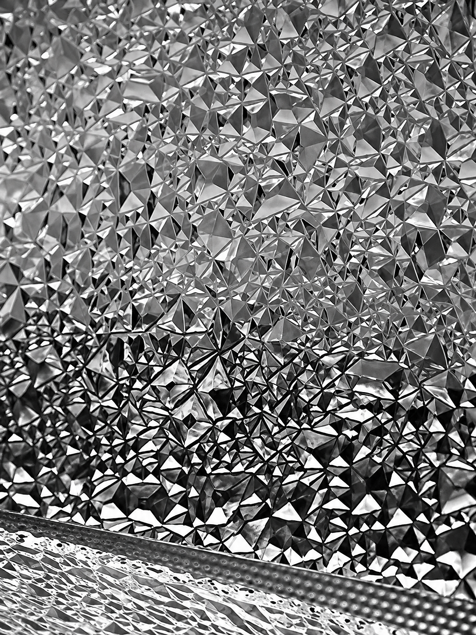 Mosaico de cristal facetado en blanco y negro.png