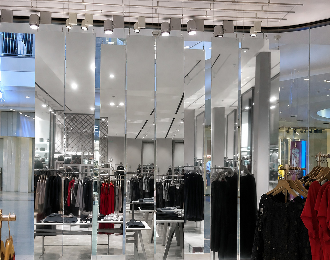 Escaparate con decoración en composite espejo plata