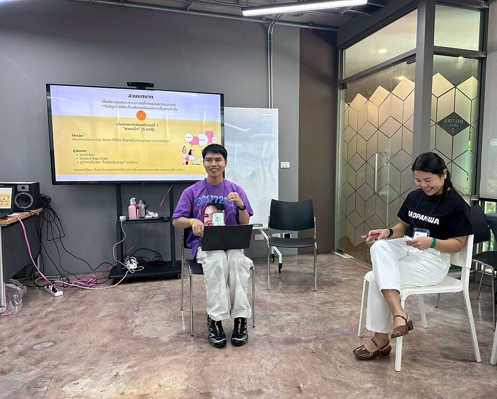บรรยากาศการเรียนรู้เรื่องจิตวิทยาองค์กร ผ่านกิจกรรมจำลองบทบาทสมมติ (Roleplay) เพื่อฝึกฝนเทคนิคการสื่อสารเชิงบวกแบบ I-Message และสร้างความเข้าใจร่วมกันในทีมงานเก้าพันวา