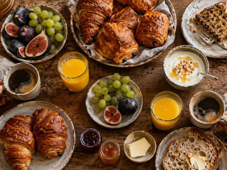 une table de petit dejeuner 