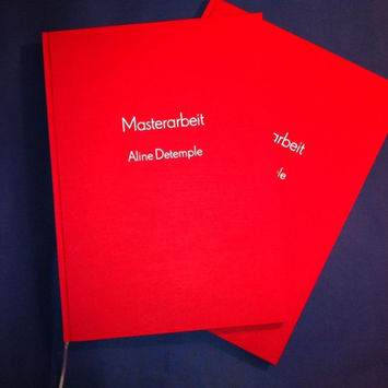 Masterarbeit in rotem Gewebe mit Prägung weiß