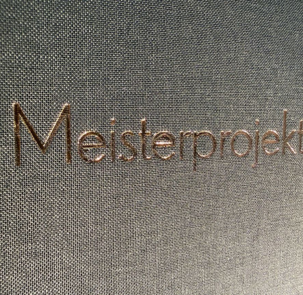 Prägung kupferfarben auf anthrazit